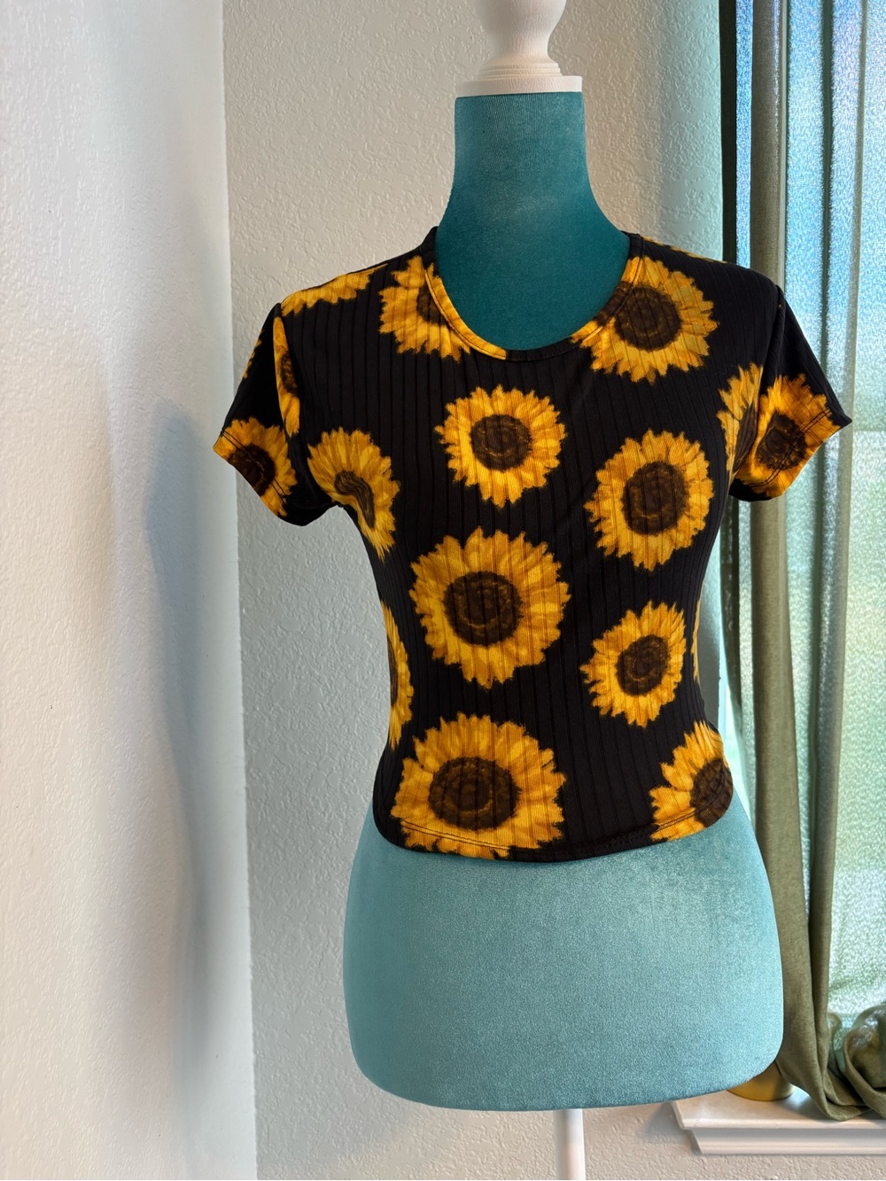Belle Tweed Sunflower Cutout
Crop Top Backless Ribbed Summer Indie Boho M